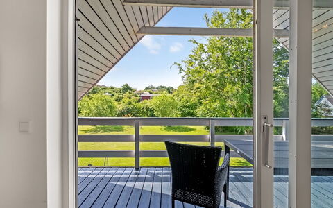 Hekla - 150M from the Sea: Woongebied, Struik, Huis, Huis, Tuin, Landgoed, Schaduw, Landscaping, Gazon