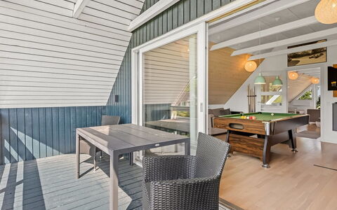 Hekla - 150M from the Sea: Woongebied, Struik, Huis, Huis, Tuin, Landgoed, Schaduw, Landscaping, Gazon