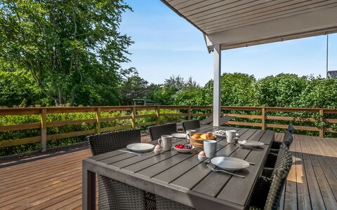 Hekla - 150M from the Sea: Woongebied, Struik, Huis, Huis, Tuin, Landgoed, Schaduw, Landscaping, Gazon