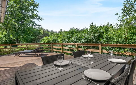 Hekla - 150M from the Sea: Woongebied, Struik, Huis, Huis, Tuin, Landgoed, Schaduw, Landscaping, Gazon