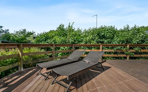 Hekla - 150M from the Sea: Woongebied, Struik, Huis, Huis, Tuin, Landgoed, Schaduw, Landscaping, Gazon