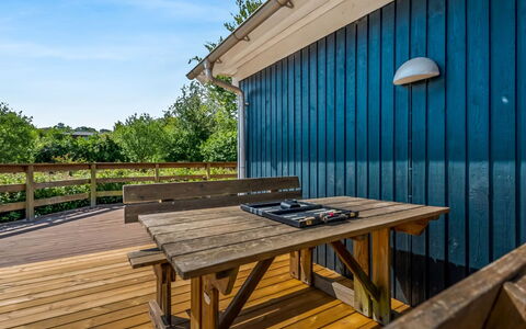 Hekla - 150M from the Sea: Woongebied, Struik, Huis, Huis, Tuin, Landgoed, Schaduw, Landscaping, Gazon