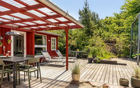 Goodje - 400M from the Sea: Hout, Struik, Huis, Meubilair, Land Lot, Veranda, Tuin, Deur, Dek