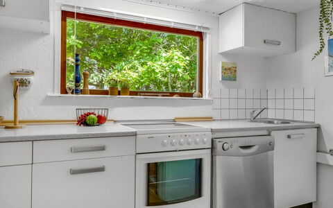 Goodje - 400M from the Sea: Keuken, Toestel Van De Keuken, Major Appliance, Countertop, Huishoudapparatuur, Interieur Ontwerp, Flooring, Kraan, Gootsteen, Loodgieterswerkinrichting