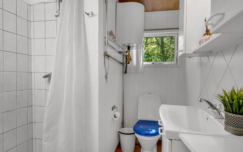 Goodje - 400M from the Sea: Loodgieterswerkinrichting, Badkamer, Toilet, Wc Bril, Interieur Ontwerp, Flooring, Wastafel, Loodgieter, Verdieping, Wastafel In De Badkamer