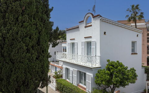 Villa Solaris: Woongebied, Huis, Huis, Menselijke Nederzetting, Balkon, Landgoed, Hek, Villa, Veranda