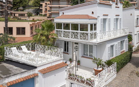 Villa Solaris: Venster, Woongebied, Huis, Huis, Facade, Buurt, Struik, Balkon, Menselijke Nederzetting, Appartement