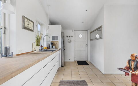 Mads - 1.2Km from the Sea: Flooring, Verdieping, Hout, Interieur Ontwerp, Houten Vloer, Countertop, Major Appliance, Keuken, Plafond, Huis