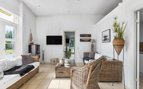 Mads - 1.2Km from the Sea: Meubilair, Flooring, Bankstel, Verdieping, Interieur Ontwerp, Hout, Woonkamer, Plafond, Tafel, Houten Vloer