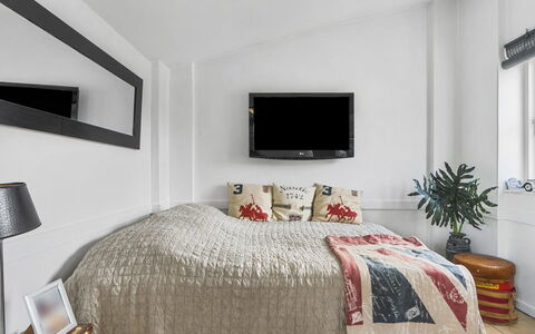 Mads - 1.2Km from the Sea: Meubilair, Bed, Interieur Ontwerp, Slaapkamer, Muur, Bedding, Laken, Kamer, Verdieping, Flooring