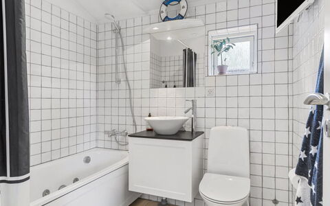 Mads - 1.2Km from the Sea: Badkamer, Loodgieterswerkinrichting, Interieur Ontwerp, Toilet, Wastafel, Wc Bril, Flooring, Verdieping, Kraan, Tegel