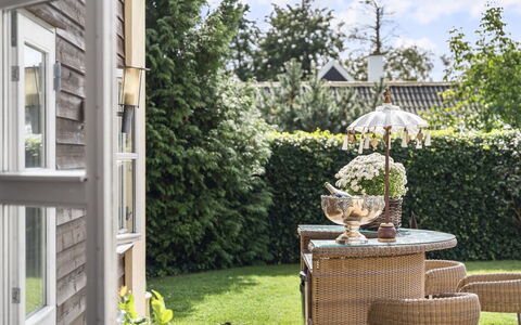 Mads - 1.2Km from the Sea: Meubilair, Buitenmeubels, Struik, Tuin, Stoel, Buitentafel, Bloempot, Wicker, Werf