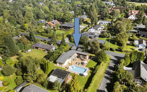 Mads - 1.2Km from the Sea: Woongebied, Vogelperspectief, Zwembad, Huis, Stedelijk Ontwerp, Voorstad, Landgoed, Landscaping, Luchtfotografie, Tuin