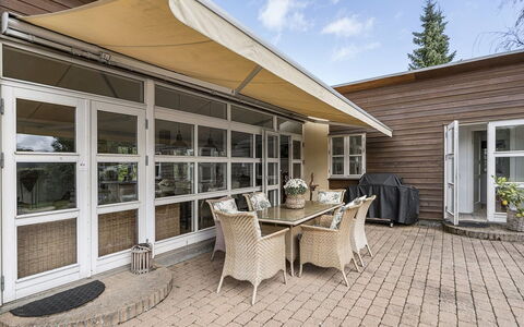 Mads - 1.2Km from the Sea: Hout, Meubilair, Dak, Schaduw, Huis, Buitenmeubels, Stoel, Deur, Luifel, Veranda