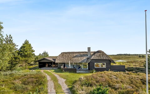 Esma - 3Km from the Sea: Gebouw, Huis, Venster, Huis, Dak, Woongebied, Struik, Verblijf, Land Lot