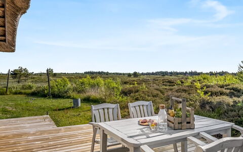 Esma - 3Km from the Sea: Gebouw, Huis, Venster, Huis, Dak, Woongebied, Struik, Verblijf, Land Lot