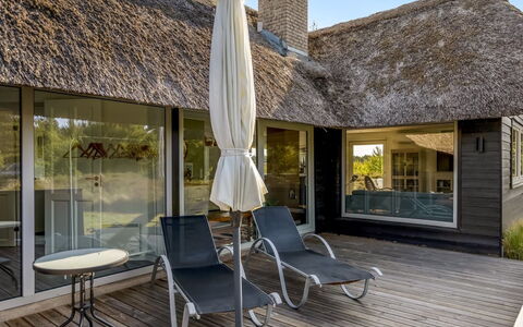 Esma - 3Km from the Sea: Gebouw, Huis, Venster, Huis, Dak, Woongebied, Struik, Verblijf, Land Lot