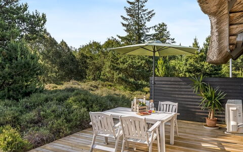 Esma - 3Km from the Sea: Gebouw, Huis, Venster, Huis, Dak, Woongebied, Struik, Verblijf, Land Lot