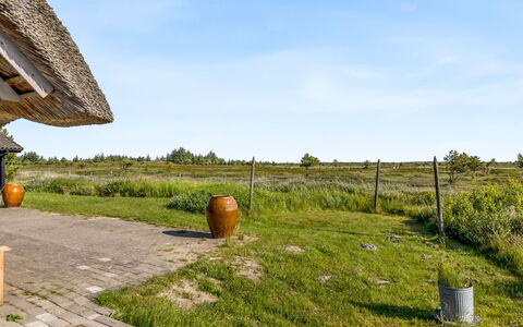 Esma - 3Km from the Sea: Gebouw, Huis, Venster, Huis, Dak, Woongebied, Struik, Verblijf, Land Lot