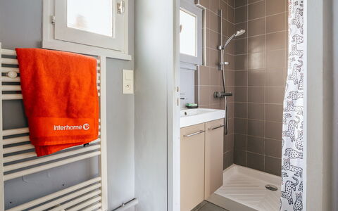 Le Nyce: Muur, Loodgieterswerkinrichting, Flooring, Badkamer, Verdieping, Interieur Ontwerp, Loodgieter, Toilet, Kamer, Kraan