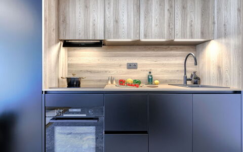 Brnistra: Keuken, Toestel Van De Keuken, Countertop, Hout, Cabinetry, Interieur Ontwerp, Major Appliance, Huishoudapparatuur, Wastafel, Kast