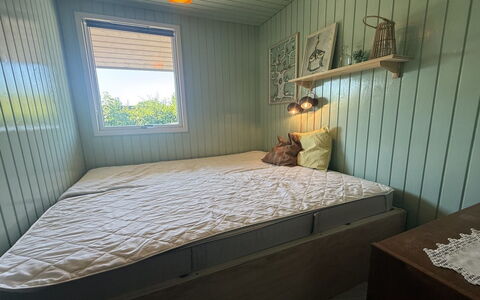 Yma - from the Sea: Hout, Flooring, Slaapkamer, Verdieping, Interieur Ontwerp, Bed, Kamer, Laken, Bedding, Meubilair