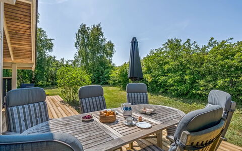 Leeve - 1.3Km from the Sea: Hout, Siding, Deur, Verblijf, Verf, Werf, Schuifraam, Garden Gebouwen, Backyard, Plank