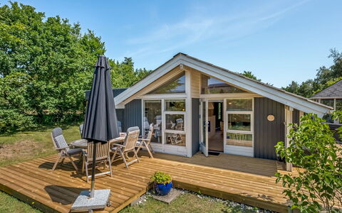 Leeve - 1.3Km from the Sea: Huis, Huis, Deur, Dak, Verblijf, Landgoed, Tuin, Schaduw, Siding, Werf