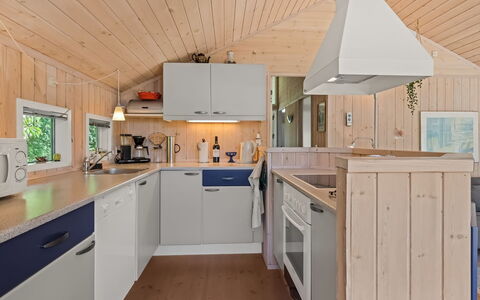 Leeve - 1.3Km from the Sea: Huis, Huis, Deur, Dak, Verblijf, Landgoed, Tuin, Schaduw, Siding, Werf