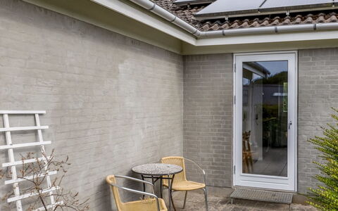 Tolke - 400M from the Sea: Dak, Huis, Huis, Verblijf, Deur, Siding, Dek, Veranda, Plank, Hardwood