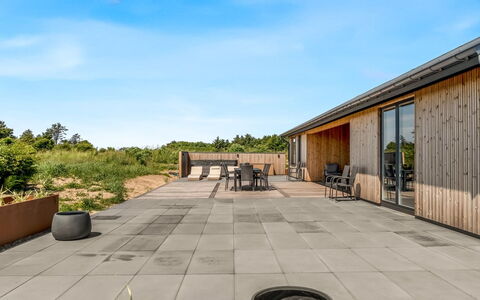 Merta - 800M from the Sea: Hout, Huis, Veranda, Dek, Hardwood, Dak, Beits, Houten Vloer, Eco Hotel