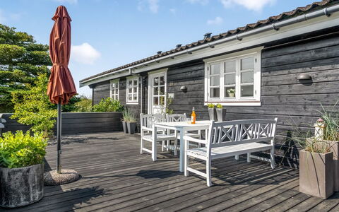 Helemine - 500M from the Sea: Blauw, Struik, Verblijf, Groundcover, Tuin, Landgoed, Schaduw, Landscaping, Boerderij, Eco Hotel