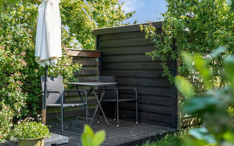 Helemine - 500M from the Sea: Blauw, Struik, Verblijf, Groundcover, Tuin, Landgoed, Schaduw, Landscaping, Boerderij, Eco Hotel