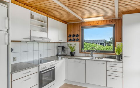 Iiris - 200M from the Sea: Keuken, Countertop, Toestel Van De Keuken, Hout, Flooring, Interieur Ontwerp, Cabinetry, Gootsteen, Major Appliance, Plafond