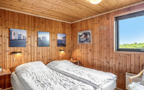 Iiris - 200M from the Sea: Hout, Slaapkamer, Bed, Laken, Bed Frame, Interieur Ontwerp, Bedding, Plafond, Beits, Hardwood