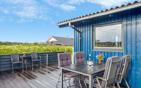 Iiris - 200M from the Sea: Hout, Huis, Veranda, Dek, Hardwood, Dak, Beits, Houten Vloer, Eco Hotel