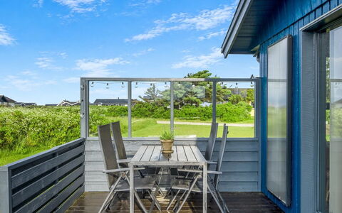 Iiris - 200M from the Sea: Hout, Huis, Veranda, Dek, Hardwood, Dak, Beits, Houten Vloer, Eco Hotel