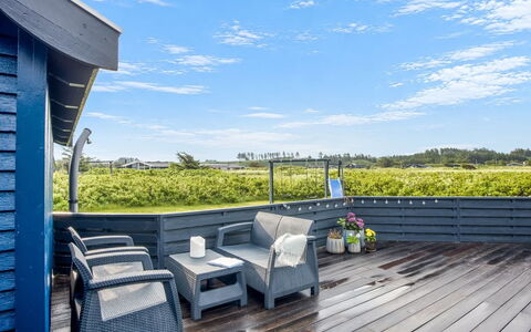 Iiris - 200M from the Sea: Hout, Huis, Veranda, Dek, Hardwood, Dak, Beits, Houten Vloer, Eco Hotel
