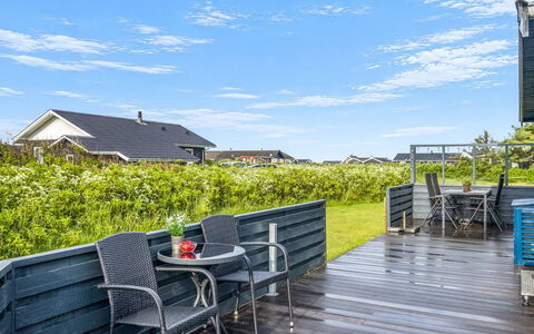 Iiris - 200M from the Sea: Hout, Huis, Veranda, Dek, Hardwood, Dak, Beits, Houten Vloer, Eco Hotel