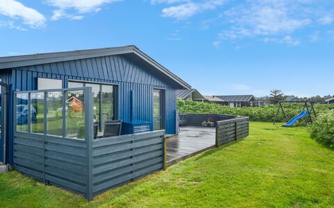 Iiris - 200M from the Sea: Hout, Huis, Veranda, Dek, Hardwood, Dak, Beits, Houten Vloer, Eco Hotel
