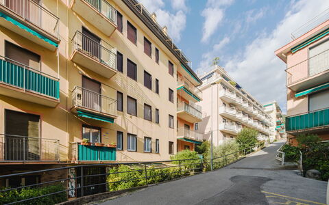 Baia dei Sogni: Gebouw, Dag, Appartement, Woongebied, Venster, Stad, Buurt, Stedelijk Gebied, Architectuur, Facade