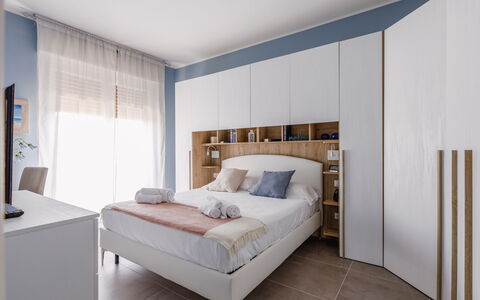 Altamarea Apartment: Meubilair, Bed, Interieur Ontwerp, Slaapkamer, Bedding, Laken, Hout, Flooring, Linens, Kamer