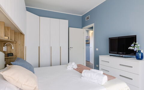 Altamarea Apartment: Meubilair, Slaapkamer, Interieur Ontwerp, Bed, Flooring, Verdieping, Hout, Textiel, Laken, Kamer