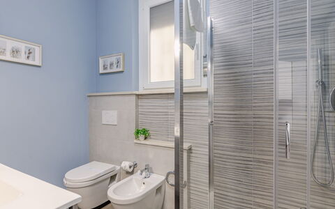 Altamarea Apartment: Loodgieterswerkinrichting, Flooring, Badkamer, Interieur Ontwerp, Verdieping, Wc Bril, Toilet, Kraan, Loodgieter, Wastafel