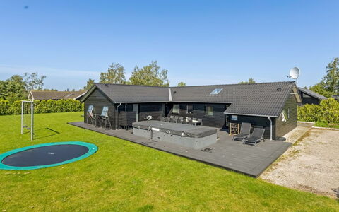 Bernadine - 500M from the Sea: Hout, Huis, Veranda, Dek, Hardwood, Dak, Beits, Houten Vloer, Eco Hotel