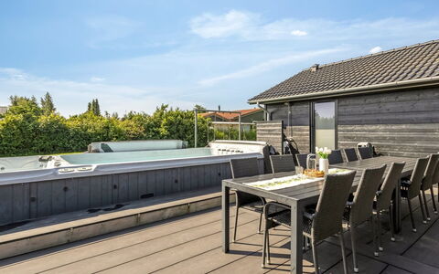 Bernadine - 500M from the Sea: Hout, Huis, Veranda, Dek, Hardwood, Dak, Beits, Houten Vloer, Eco Hotel