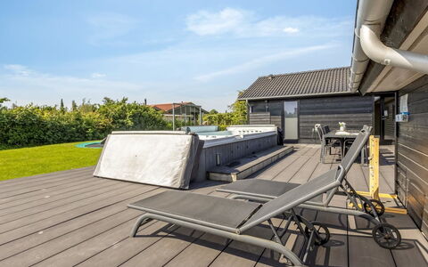 Bernadine - 500M from the Sea: Hout, Huis, Veranda, Dek, Hardwood, Dak, Beits, Houten Vloer, Eco Hotel