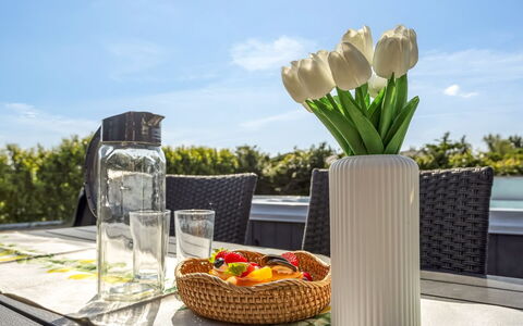 Bernadine - 500M from the Sea: Hout, Huis, Veranda, Dek, Hardwood, Dak, Beits, Houten Vloer, Eco Hotel