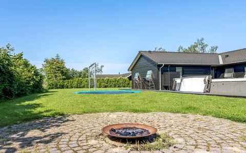 Bernadine - 500M from the Sea: Hout, Huis, Veranda, Dek, Hardwood, Dak, Beits, Houten Vloer, Eco Hotel