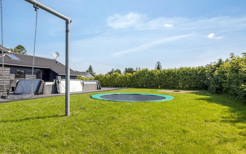 Bernadine - 500M from the Sea: Hout, Huis, Veranda, Dek, Hardwood, Dak, Beits, Houten Vloer, Eco Hotel